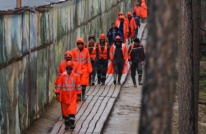 Trabajadores de la construcción protestan en Rusia por los salarios no cobrados en julio de 2020, cuando fueron despedidos para no pagarles los confinamientos Covid... y ni siquiera habían cobrado los meses anteriores. En la construcción la mayoría de los trabajadores son migrantes que no participan de las elecciones en Rusia.