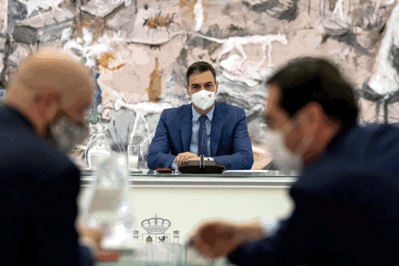 España. Reunión entre patronal, sindicatos y gobierno para hablar de un «Pacto de rentas» con el que enfrentar las «consecuencias económicas de la guerra».