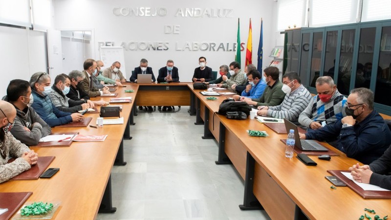 Sindicatos y patronal, dos grupos de gestores con intereses comunes en la marcha de las empresas, llegan a un preacuerdo para poner fin a la huelga del metal de Cádiz de la mano de un órgano especializado en propiciar acuerdos entre ellos. En Sevilla, por supuesto, lo más lejos posible de las asambleas.