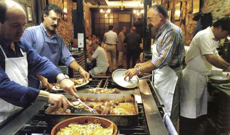 Sociedad gastronómica en Bilbao. Los miembros seleccionan y aportan materias primas, las cocinan y las comparten con los demás miembros del grupo de amigos.