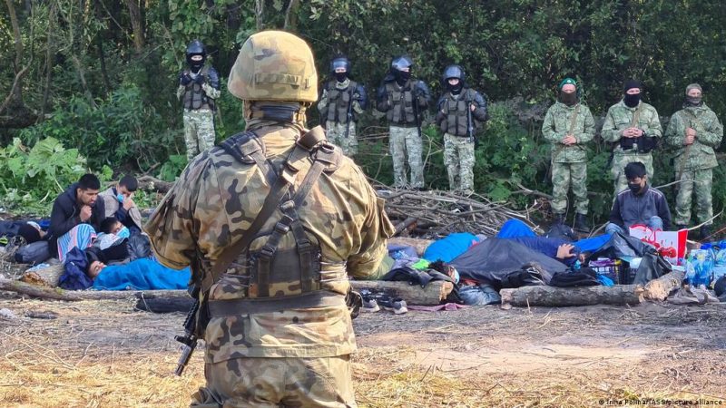 Soldados polacos responden al supuesto «ataque híbrido» bielorruso reprimiendo a los refugiados