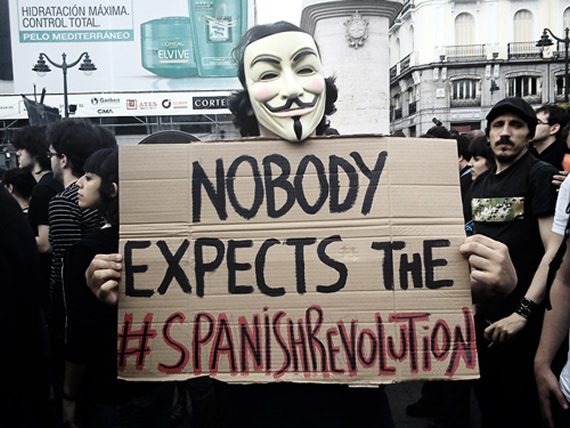 La consigna/etiqueta #SpanishRevolution, en inglés, se convirtió en el símbolo del narcisismo continuo del 15M... y una expresión más de su naturaleza de clase