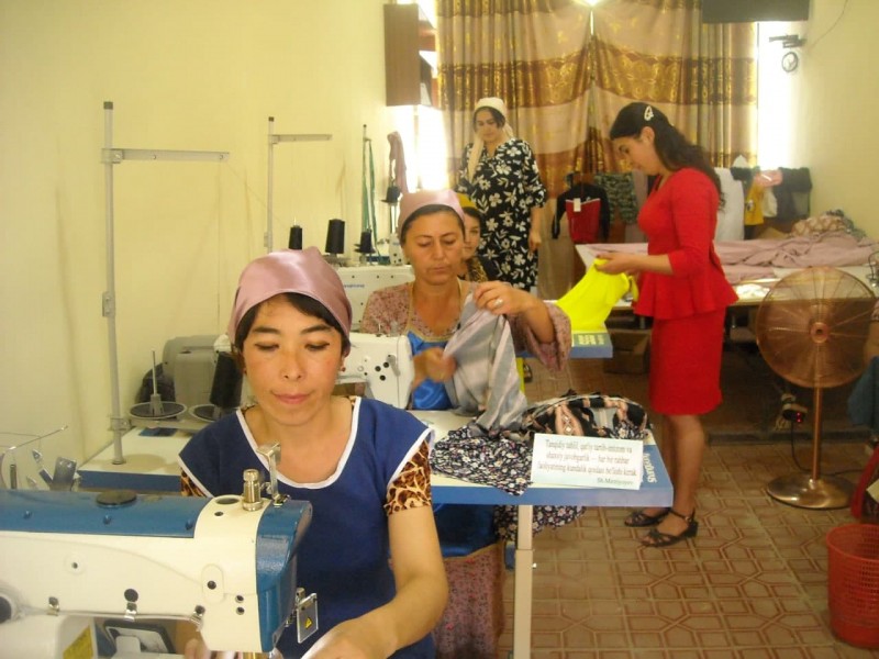 Taller de costura financiado por PNUD en Uzbekistán. La ropa y el «look» señalan claramente quién en la foto recibió la ayuda al desarrollo y qué papel juega en la producción.