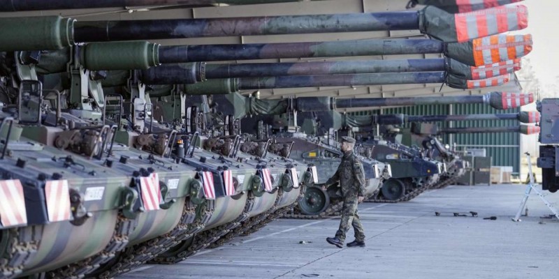 Tanques alemanes en una base OTAN. Alemania incrementará drásticamente su dotación y equipamiento con vistas a una eventual guerra con Rusia.