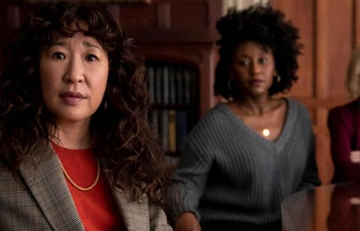 Dos de las protagonistas de «The Chair» («La directora»). Una serie de Netflix que refleja complacientemente y hace parte ella misma del ocaso de la cultura americana.