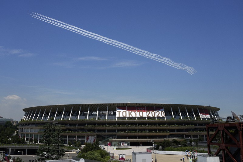 El ejército japonés hace ejercicios hoy sobre el estadio olímpico de Tokio preparando la inauguración del viernes.