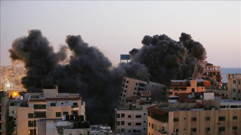 Torre Hanadi, en Gaza, en el momento de ser impactada por un misil israelí. Imagen icónica de la nueva  guerra en Gaza.