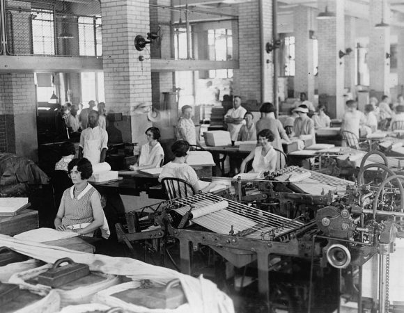 Trabajadoras en un telar. El feminismo de entreguerras tanto como el discuso posterior sobre él, ignoraron la mera existencia de mujeres trabajadoras, entonces ya masiva