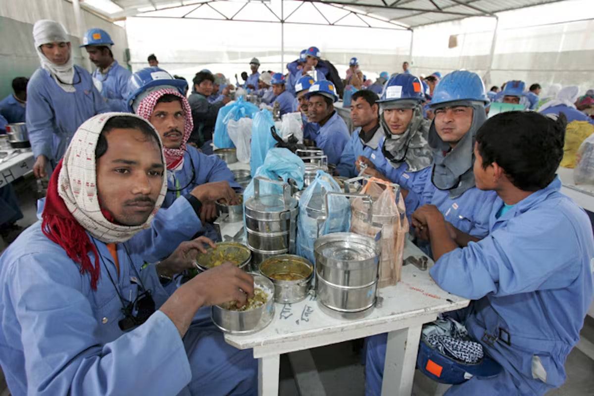 Trabajadores durante las obras de uno de los estadios del Mundial