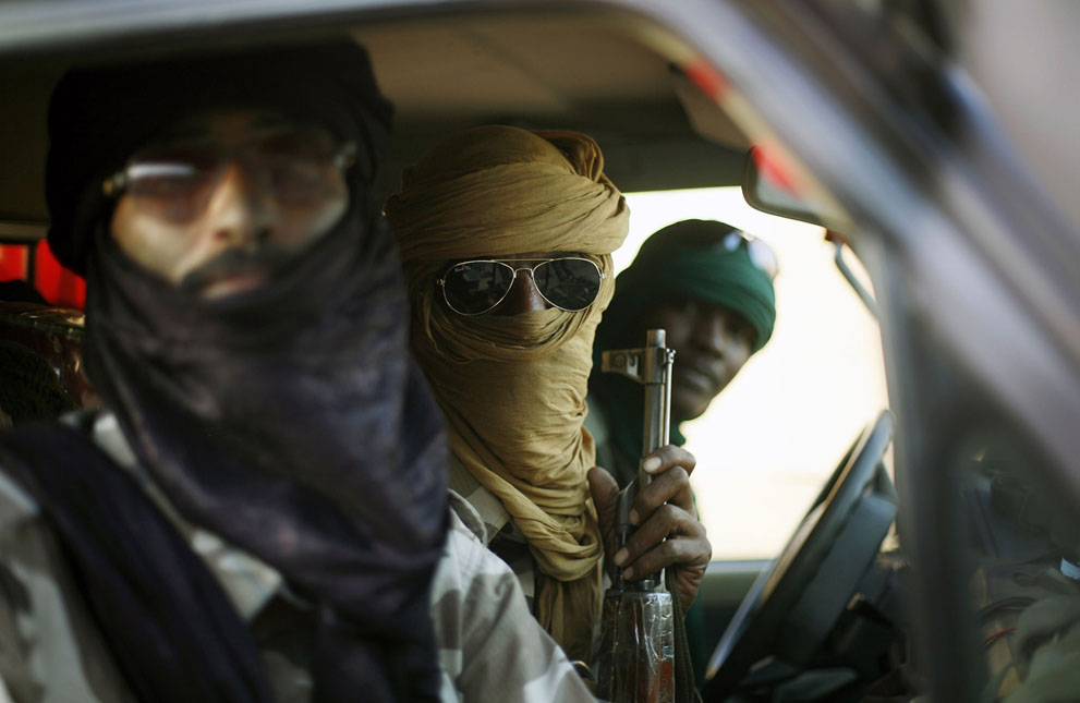 Milicianos tuaregs bajo el mando del coronel El-Hadj Ag Gamou. Patrullan las calles de Gao, en el norte de Mali.  En 2013 Gamou volvió del exilio en Niger tras un acuerdo con Francia en el que se comprometía a  ayudar a las tropas francesas a expulsar de la región a los jihadistas.