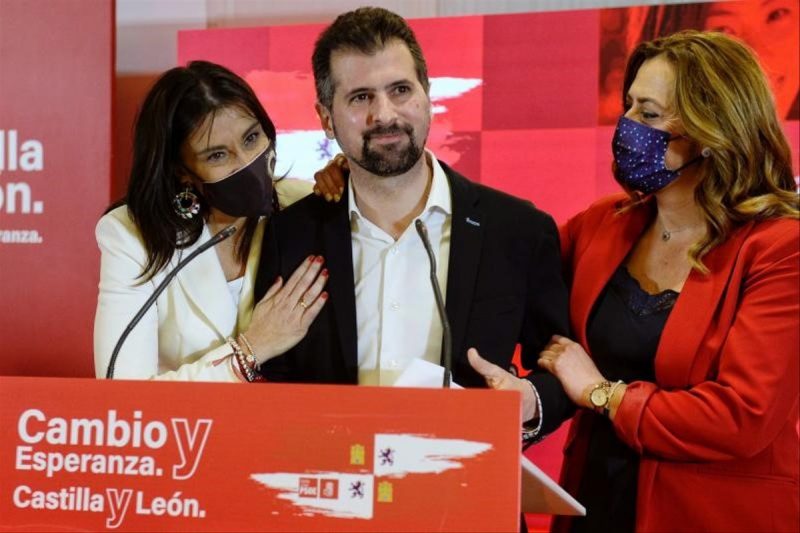Tudanca, candidato del PSOE, recibe ayer consuelo tras su discurso valorando los resultados de las elecciones en Castilla y León 2022