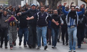 Manifestantes obreros en Tebourba, Túnez, se enfrentan a la policía y el ejército en 2018.