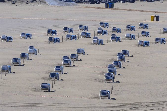Playa en Gran Canaria durante las primeras semanas de la pandemia. Los confinamientos significaron el paso a «Turismo cero».