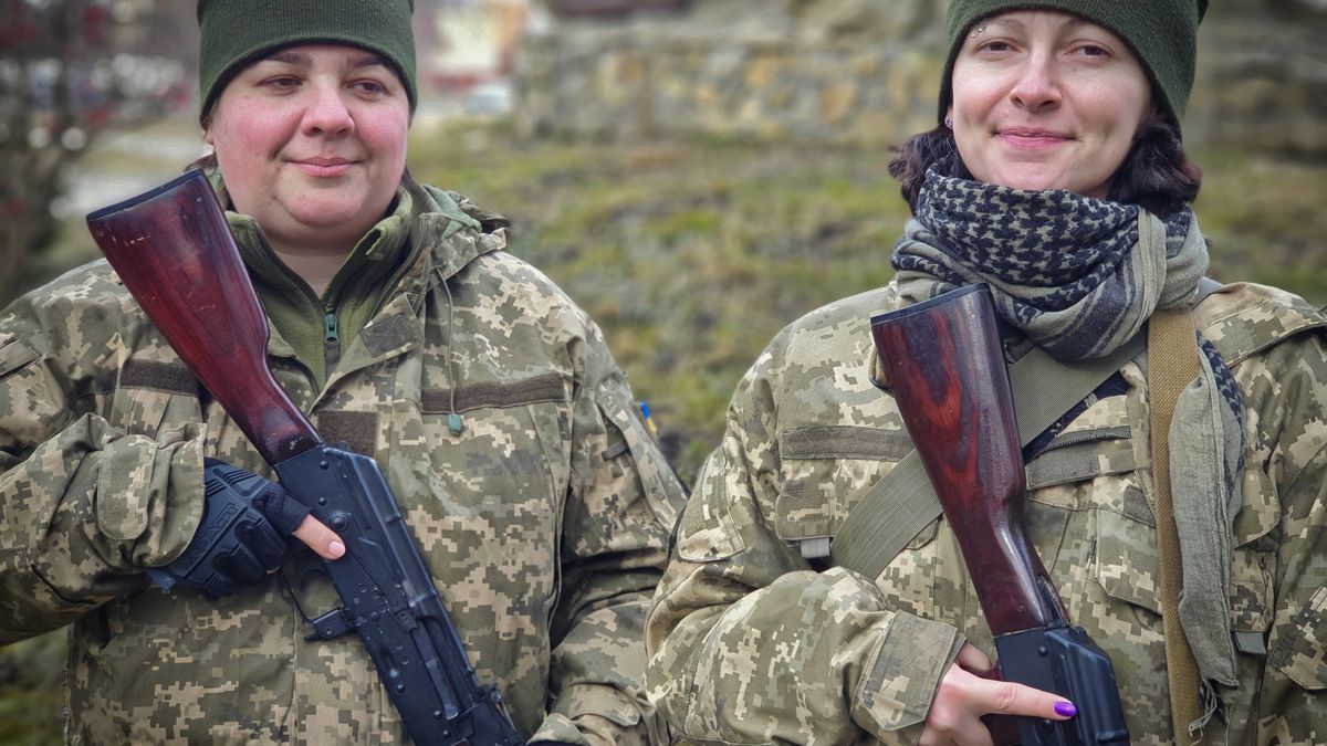 Ukrainian "female soldiers" held up as an example for feminism