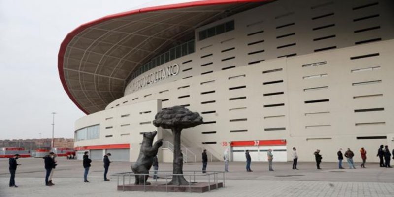Colas de docentes en Madrid esperando ser vacunados. Un 4,65% de población vacunada no bastará para frenar la «nueva pandemia» ni su estallido en Semana Santa.