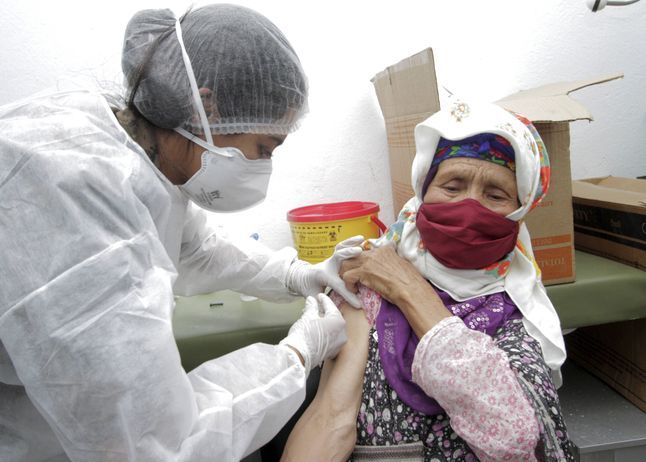 Mujer campesina recibe la vacuna en Kesra