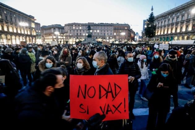 Manifestación de profesores en Italia: «DAD (Didáctica a Distancia) NO, Vacunas SI»
