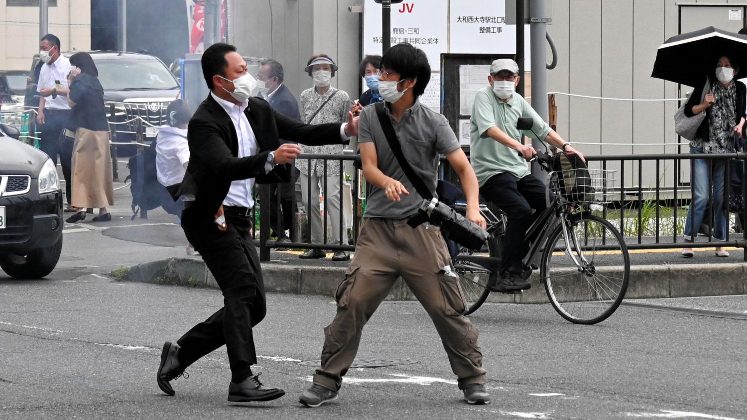 Tetsuya Yamagami en el momento de ser detenido, su arma cae al suelo
